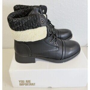 Moda Chics Women 8 Black Combat Boots Faux Fur Knit Cuff Lace Up Ankle NIB